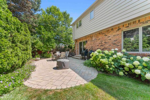 740 Perrien Place Road, Grosse Pointe Woods, MI 48236