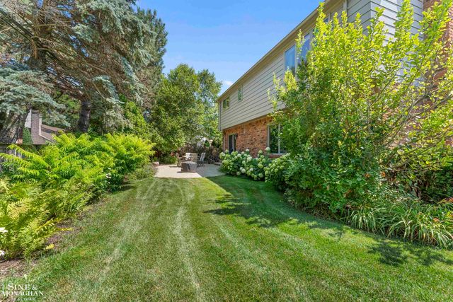 740 Perrien Place Road, Grosse Pointe Woods, MI 48236