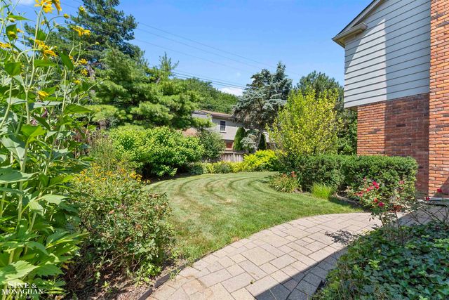 740 Perrien Place Road, Grosse Pointe Woods, MI 48236