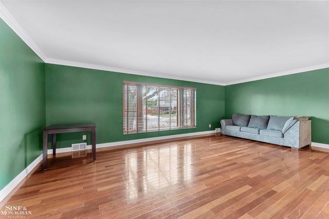 740 Perrien Place Road, Grosse Pointe Woods, MI 48236