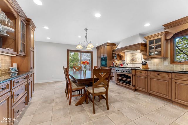 740 Perrien Place Road, Grosse Pointe Woods, MI 48236