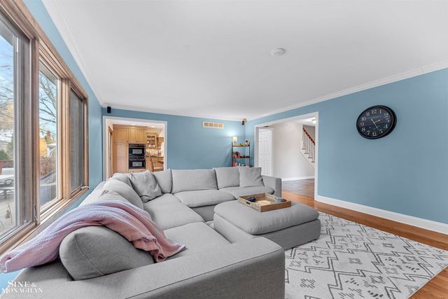 740 Perrien Place Road, Grosse Pointe Woods, MI 48236