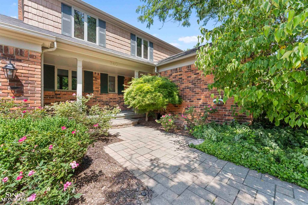 740 Perrien Place Road, Grosse Pointe Woods, MI 48236