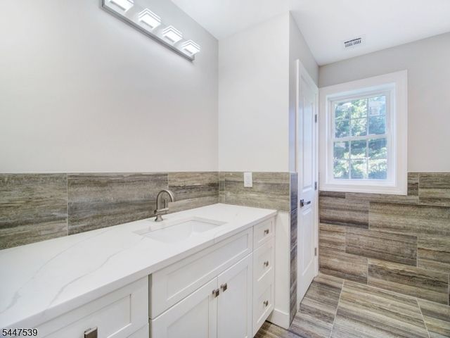 735 Vernon Ave, Kenilworth Boro, NJ 07033
