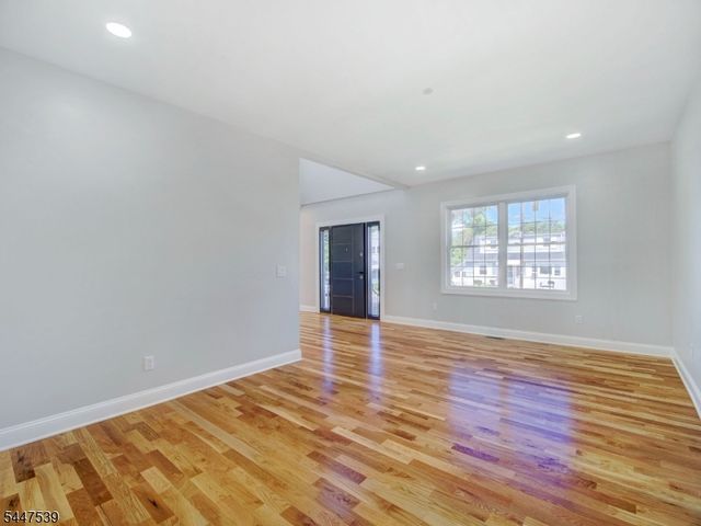 735 Vernon Ave, Kenilworth Boro, NJ 07033