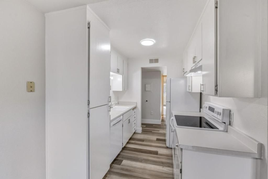 Image 11 of property listing at 305 Tradewinds Drive 7, San Jose, CA 95123