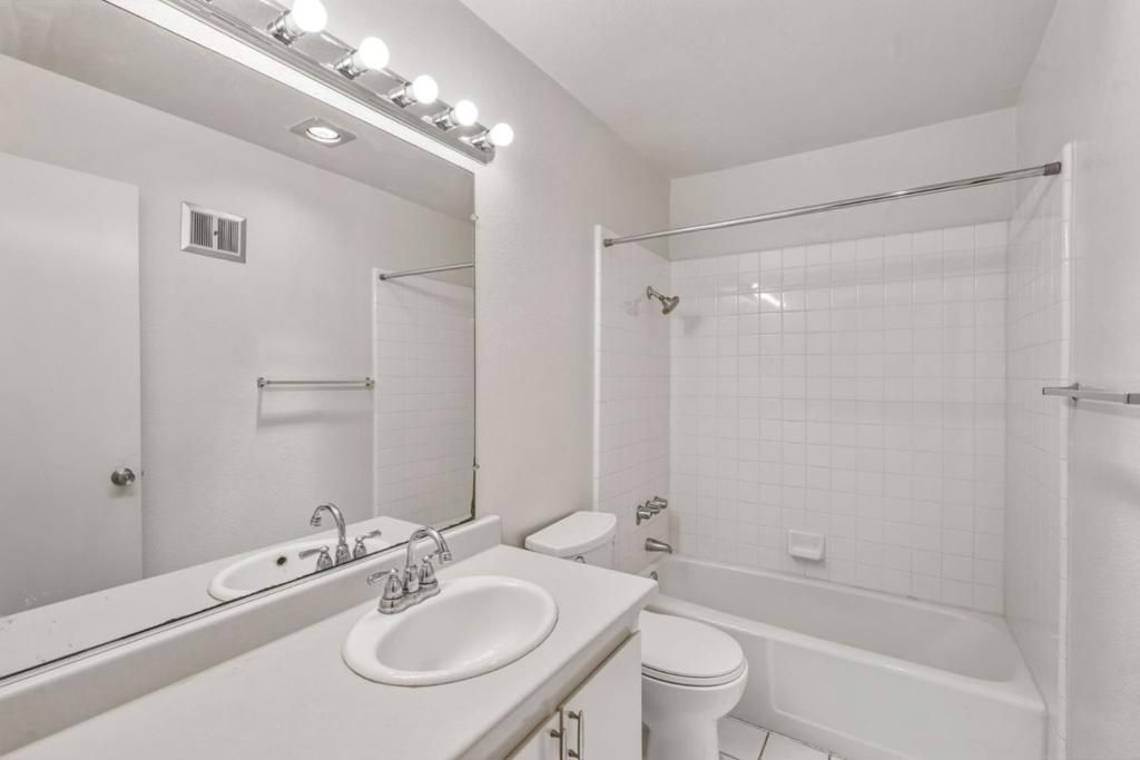 Image 20 of property listing at 305 Tradewinds Drive 7, San Jose, CA 95123