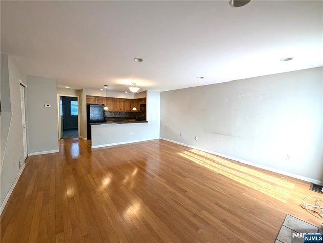 609 River Renaissance C09, East Rutherford, NJ 07073