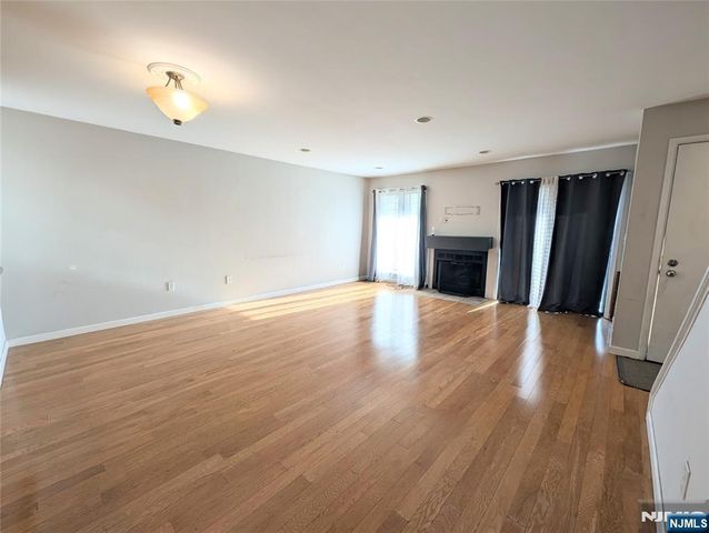 609 River Renaissance C09, East Rutherford, NJ 07073