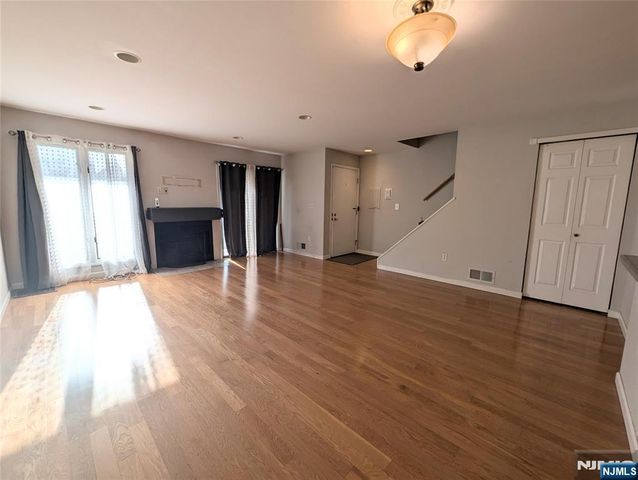 609 River Renaissance C09, East Rutherford, NJ 07073