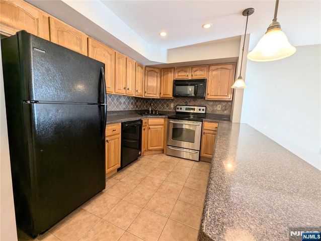 609 River Renaissance C09, East Rutherford, NJ 07073