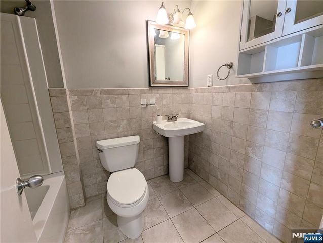 609 River Renaissance C09, East Rutherford, NJ 07073