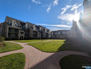 609 River Renaissance C09, East Rutherford, NJ 07073