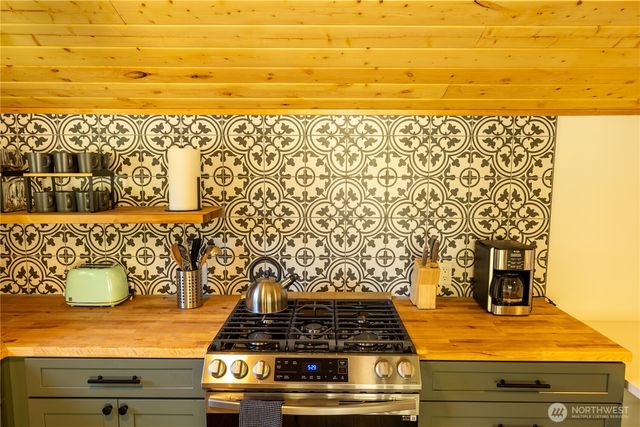 430 E Twilight Way, Allyn, WA 98524