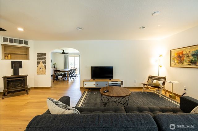 430 E Twilight Way, Allyn, WA 98524