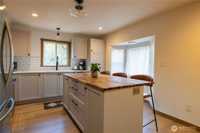 430 E Twilight Way, Allyn, WA 98524