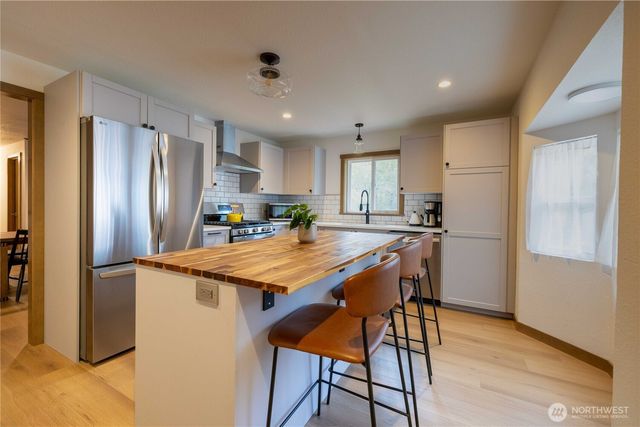 430 E Twilight Way, Allyn, WA 98524