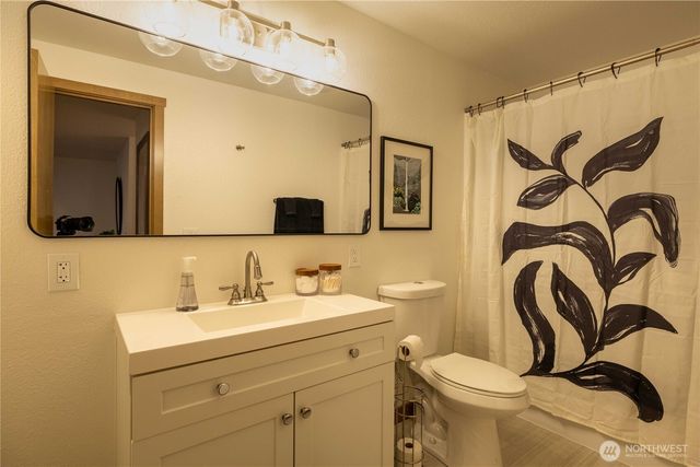 430 E Twilight Way, Allyn, WA 98524