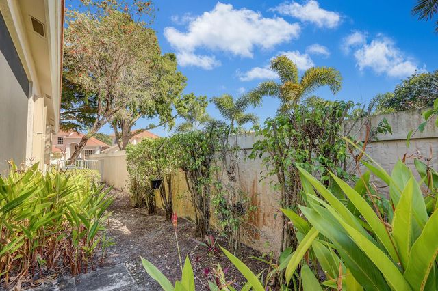 8241 Heritage Club Drive, West Palm Beach, FL 33412