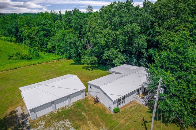 572 Lakeside Rd, Byrdstown, TN 38549