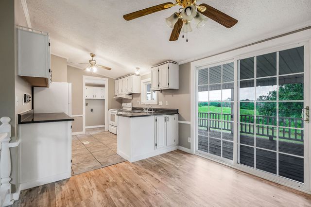 572 Lakeside Rd, Byrdstown, TN 38549