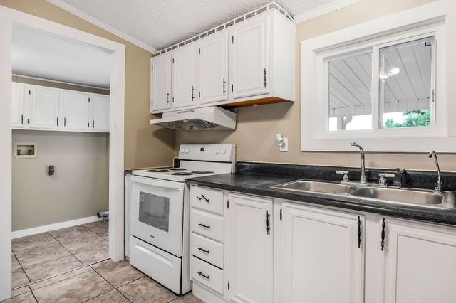 572 Lakeside Rd, Byrdstown, TN 38549