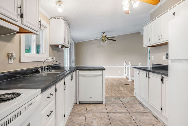 572 Lakeside Rd, Byrdstown, TN 38549