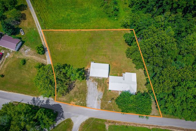 572 Lakeside Rd, Byrdstown, TN 38549