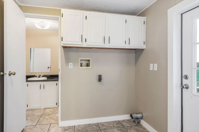 572 Lakeside Rd, Byrdstown, TN 38549