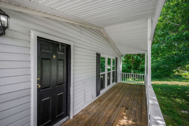 572 Lakeside Rd, Byrdstown, TN 38549