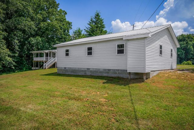 572 Lakeside Rd, Byrdstown, TN 38549