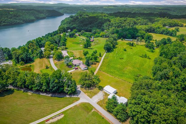 572 Lakeside Rd, Byrdstown, TN 38549