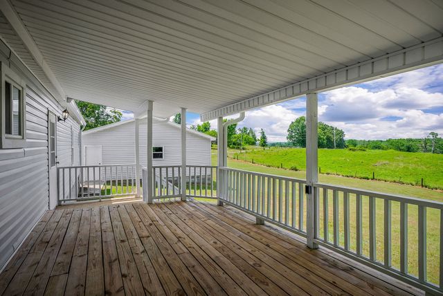 572 Lakeside Rd, Byrdstown, TN 38549