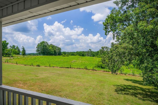 572 Lakeside Rd, Byrdstown, TN 38549