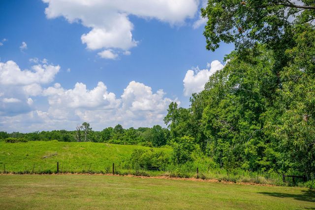 572 Lakeside Rd, Byrdstown, TN 38549