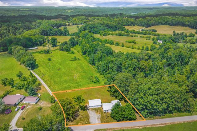 572 Lakeside Rd, Byrdstown, TN 38549