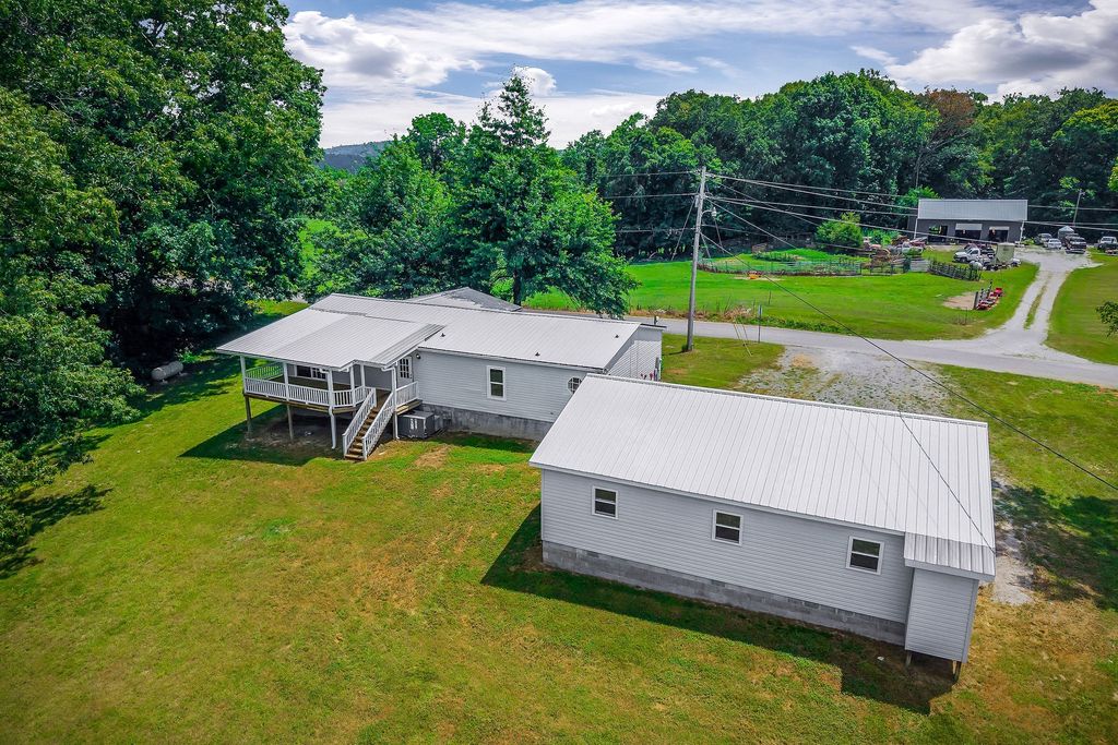 572 Lakeside Rd, Byrdstown, TN 38549
