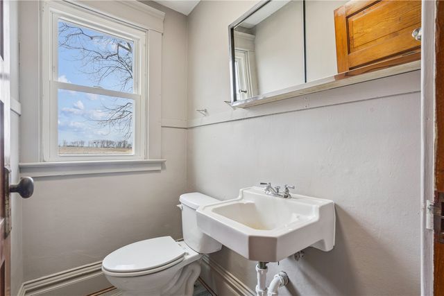 2921 220th Street, Winthrop, IA 50682