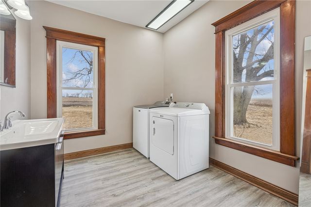 2921 220th Street, Winthrop, IA 50682