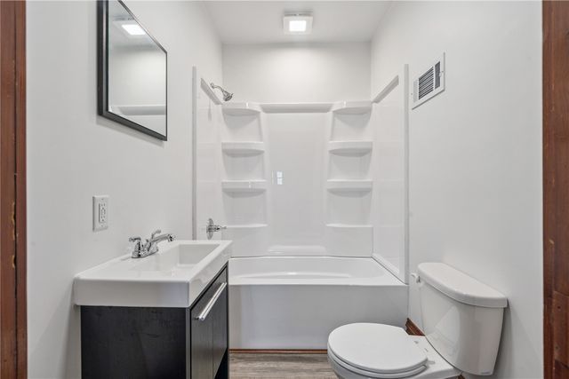 2921 220th Street, Winthrop, IA 50682