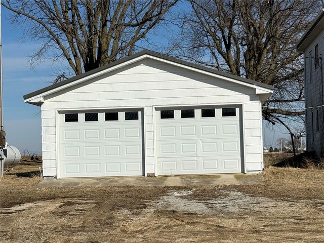 2921 220th Street, Winthrop, IA 50682