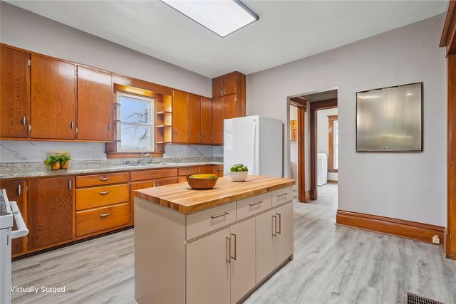 2921 220th Street, Winthrop, IA 50682