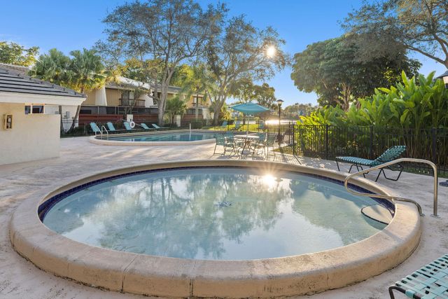 3012 Willow Ln, Hollywood, FL 33021