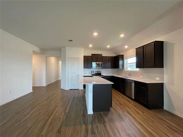 211 Coventry DR, Hutto, TX 78634