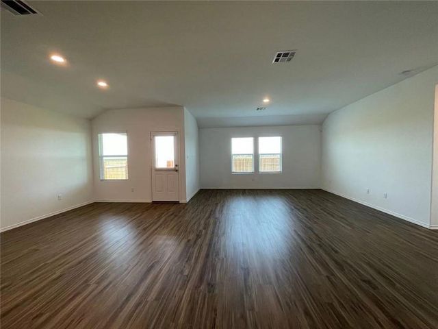 211 Coventry DR, Hutto, TX 78634