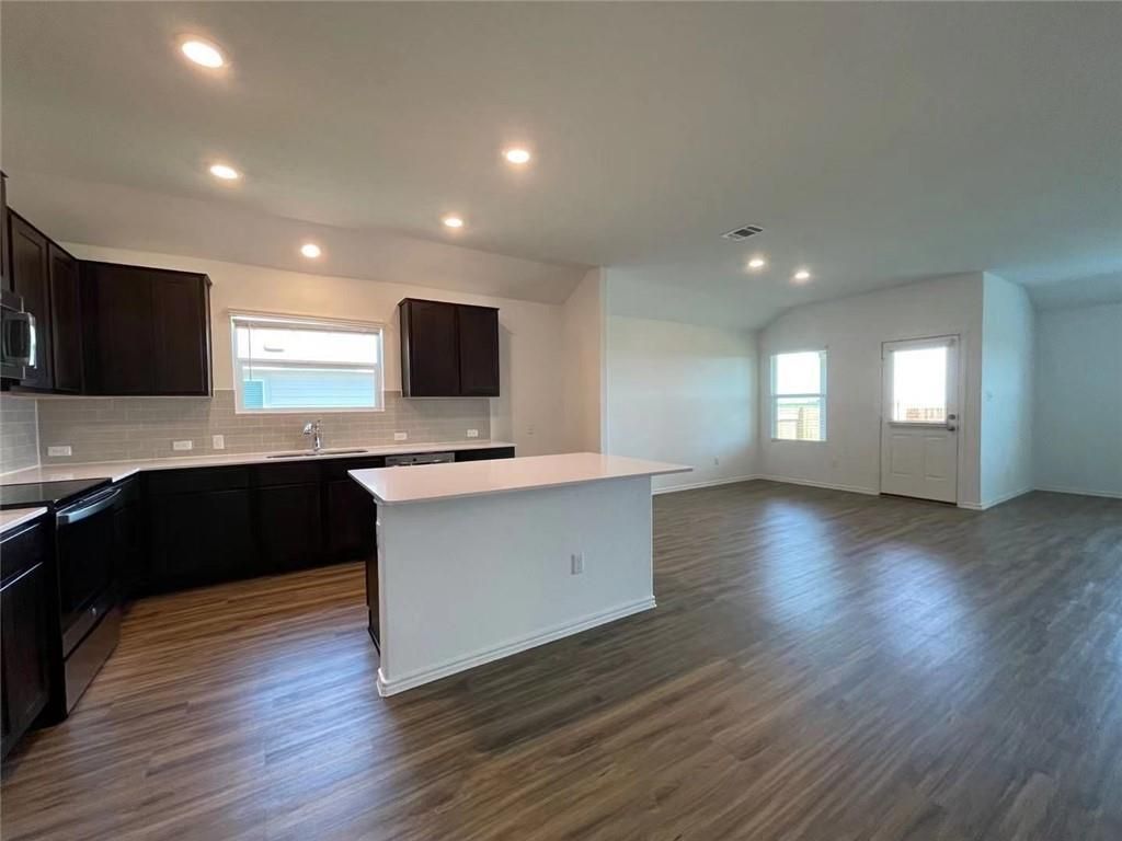 211 Coventry DR, Hutto, TX 78634