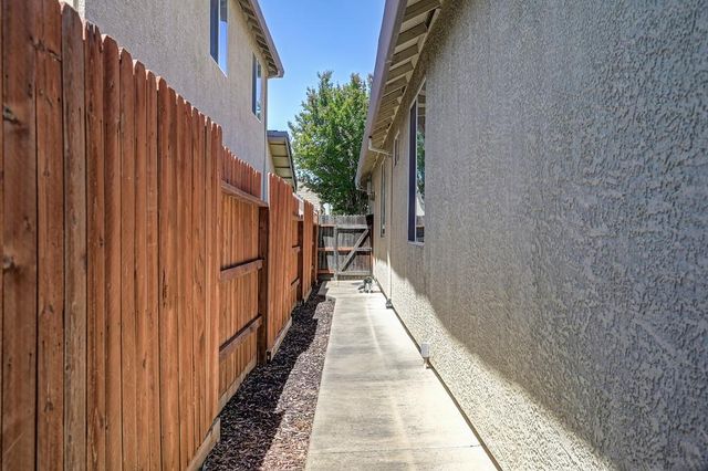 216 Needle Ct, Roseville, CA 95678