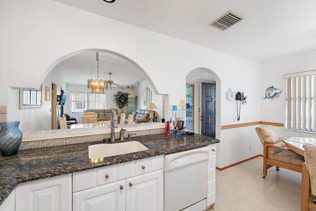 7633 Tahiti Lane 204, Lake Worth, FL 33467