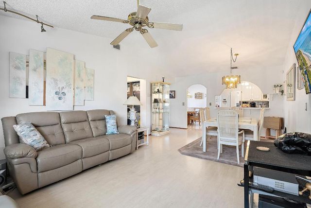 7633 Tahiti Lane 204, Lake Worth, FL 33467