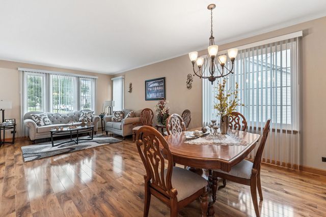271 Fairhaven Drive, St. Charles, IL 60175